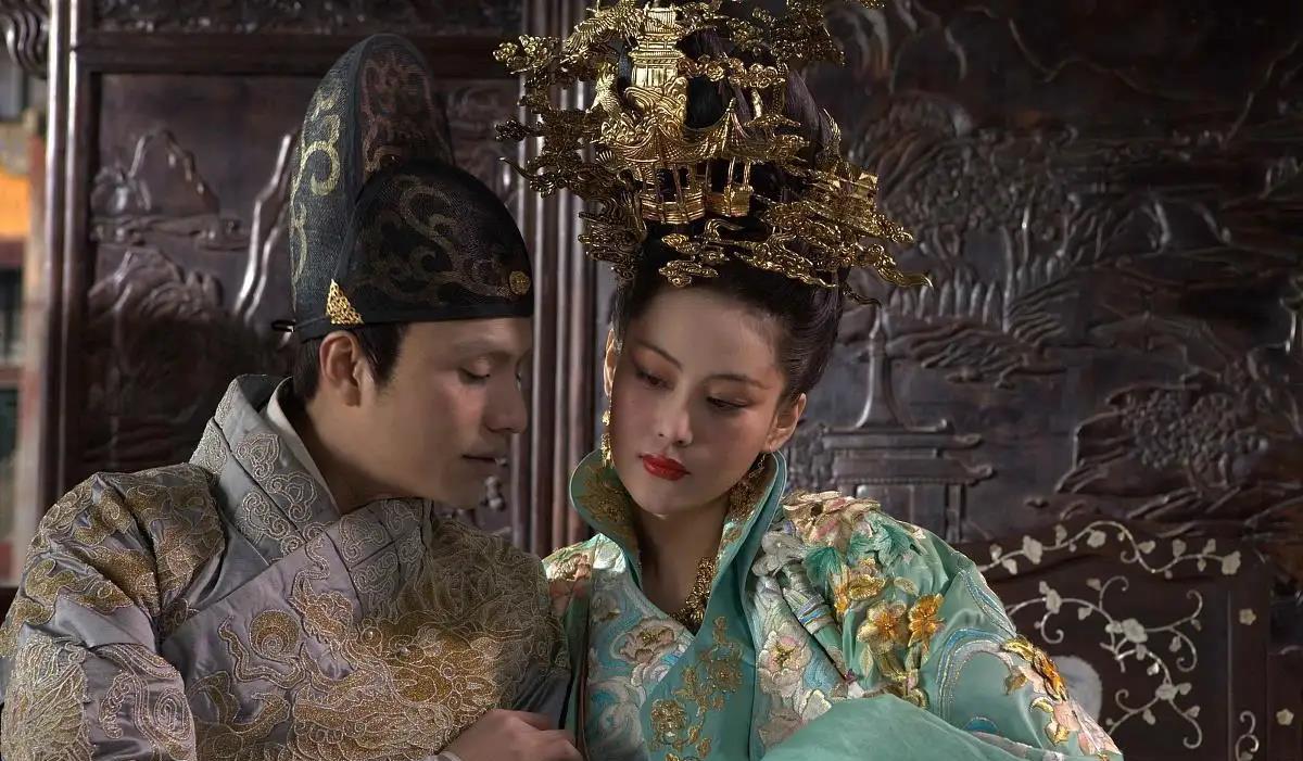 宫女遭遇*暴强**生下太子后,被打入冷宫,去世前对儿子不敢多说一句