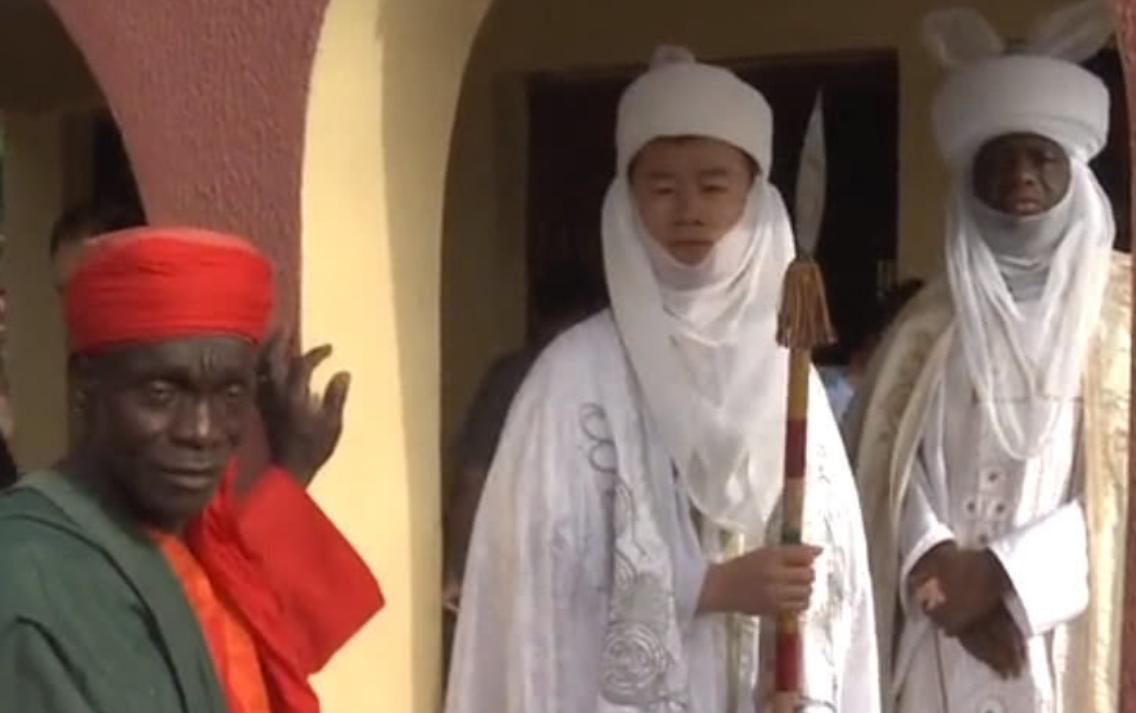 2019年，河南小伙意外当上非洲“酋长”，坐拥百亩地