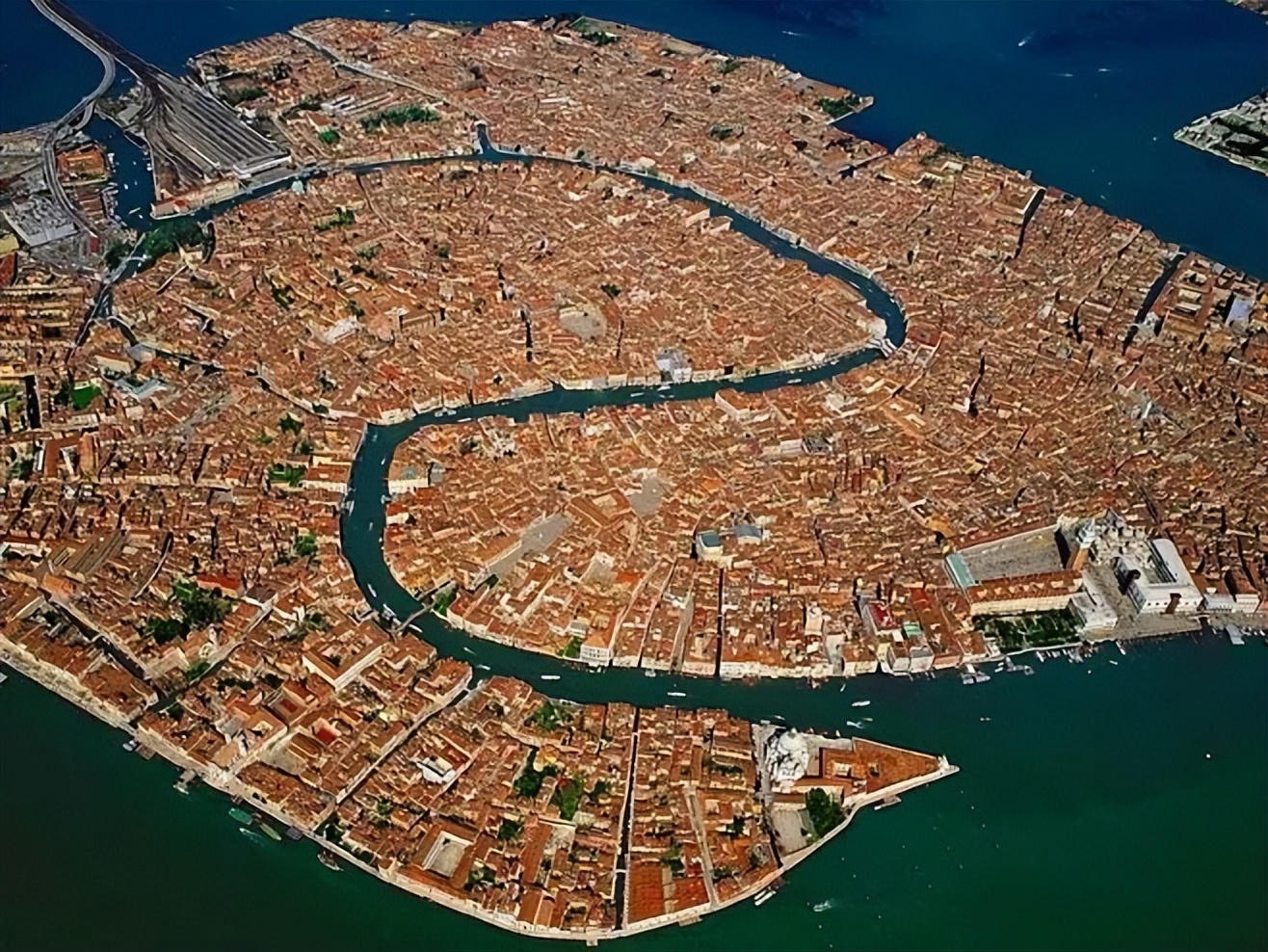 威尼斯丝绸之路,古丝绸之路上的贸易中心