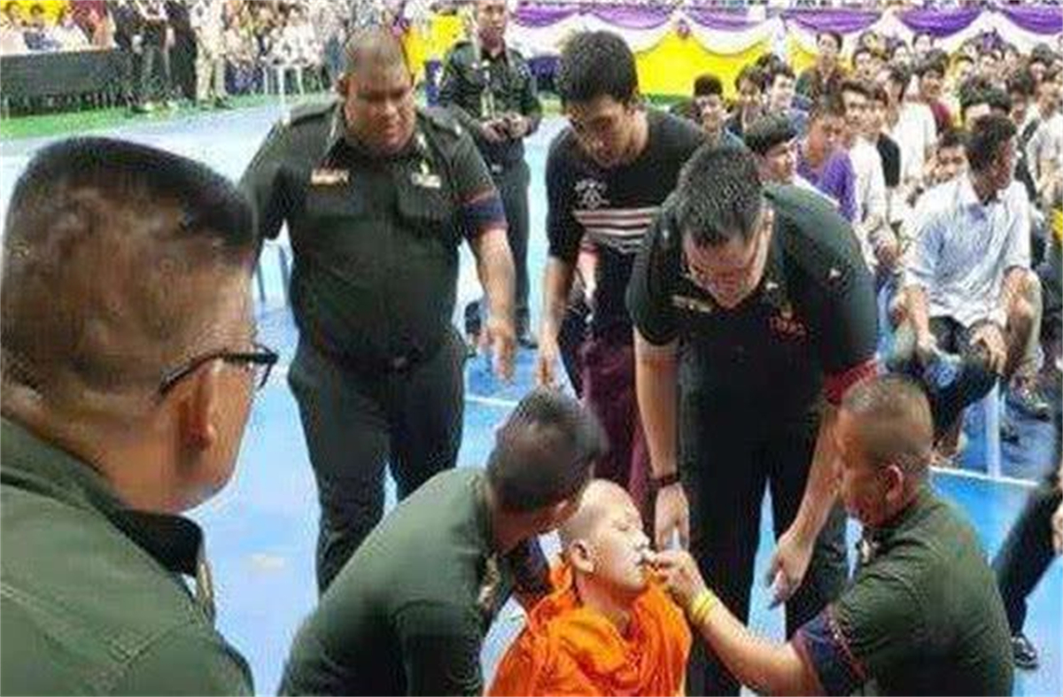 宁做人妖也不愿服兵役，征兵现场吓昏厥，泰国人为何如此抗拒当兵