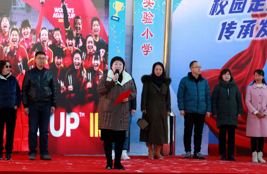 赓续足球文化献礼*党**二十大——明山区实验小学新学期主题升旗仪式