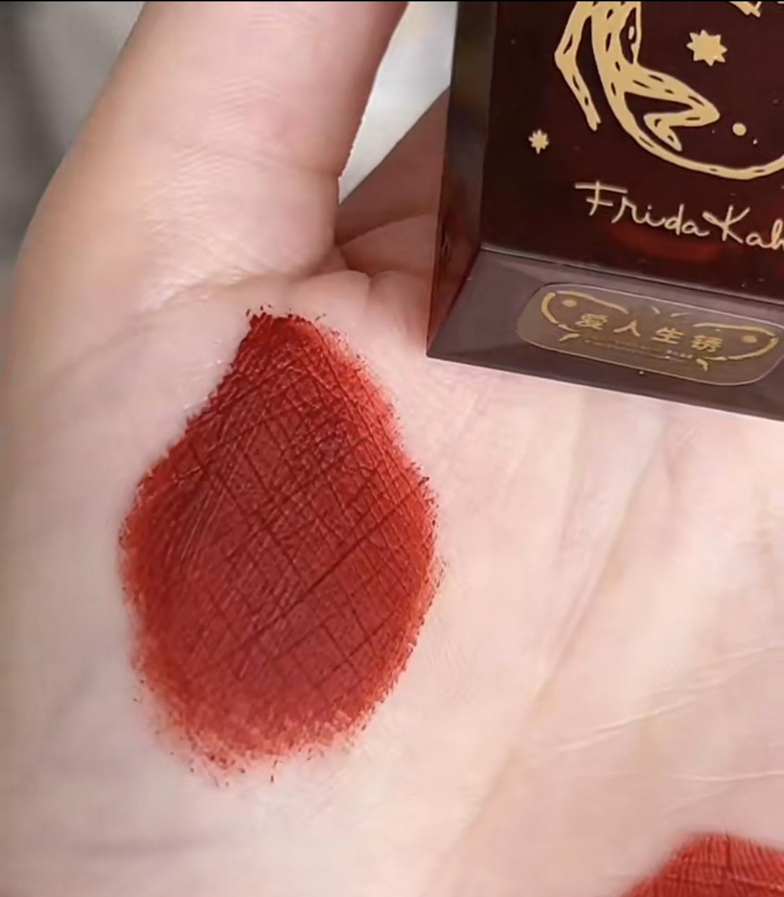 黄皮配什么颜色口红显白,黄皮女生涂上最显白的颜色