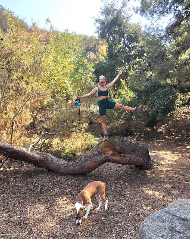 26岁好莱坞女星遭网暴！穿薄纱礼服公开露胸，被嘲胸太丑令人作呕