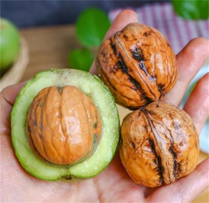 新鲜核桃怎么剥皮,生核桃怎么剥皮用袋子装着可以吗