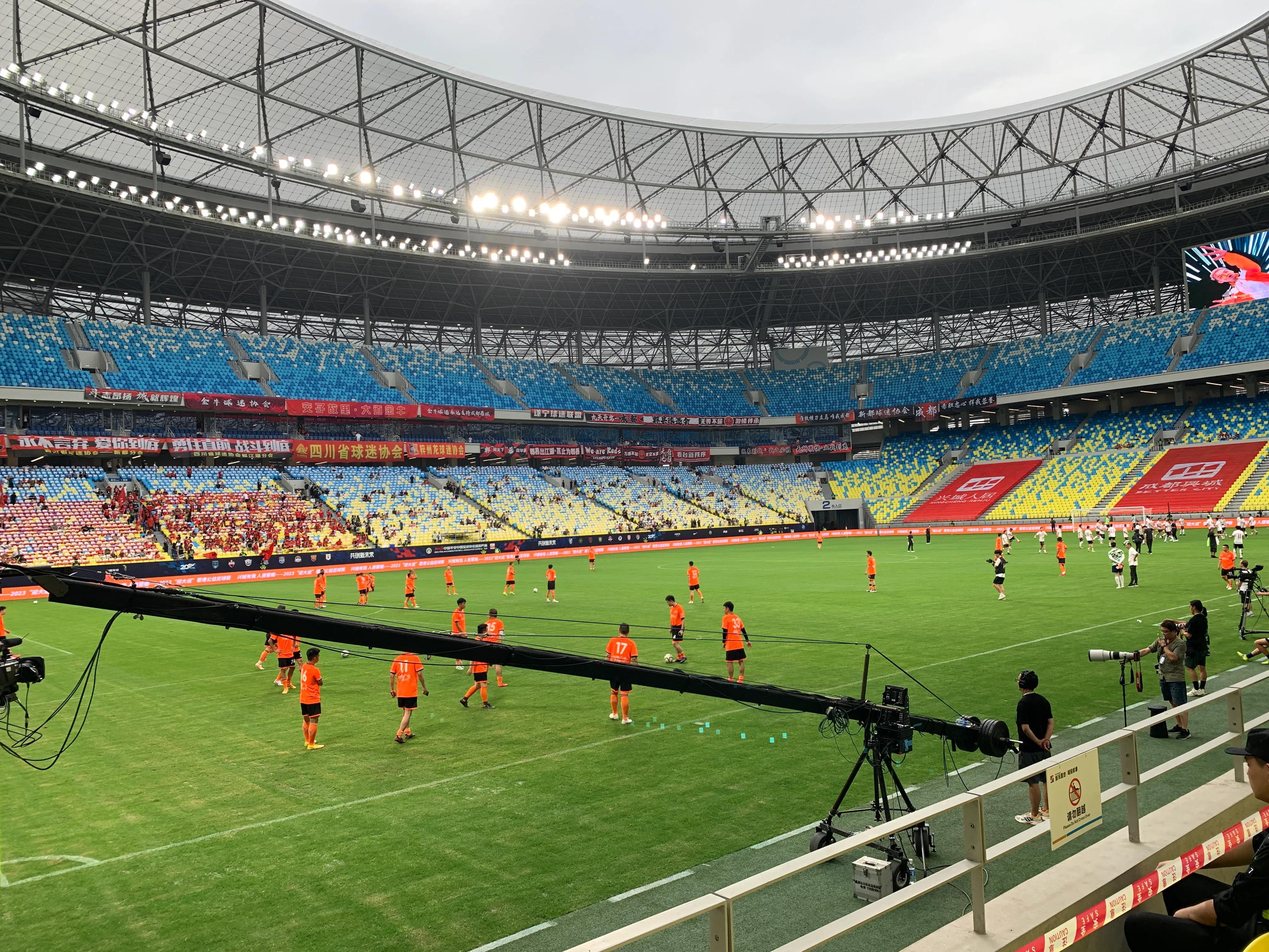 香港足球队黄日华踢人是真的吗,陈百祥对黄日华踢球看法