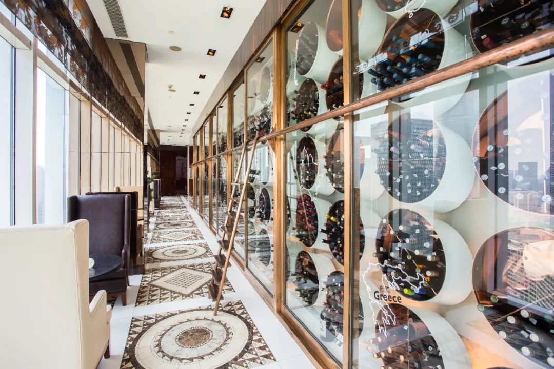 配备一星米其林黑珍珠餐厅,比米其林黑珍珠高端的餐厅