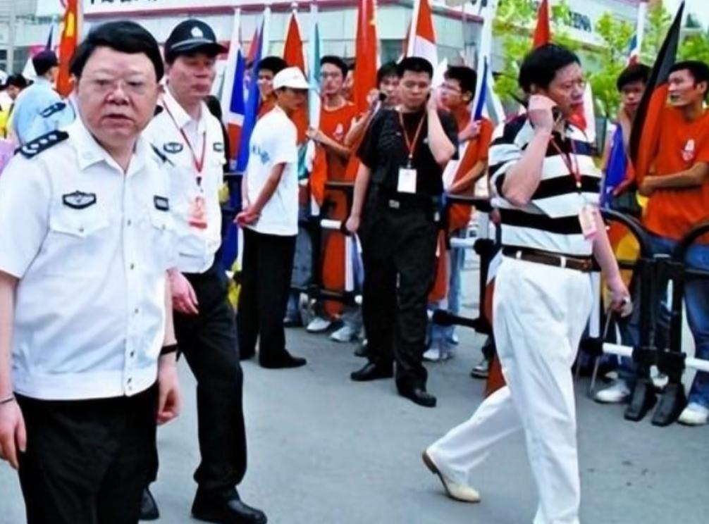 重庆扫黑局长文强：霸占警花十年不许结婚，被捕时家中发现2000万