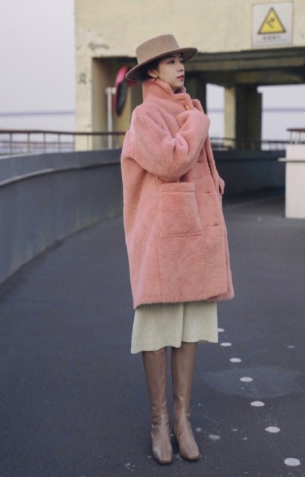 怎么穿出冬天的感觉,冬季白色羊羔绒外套的正确搭配