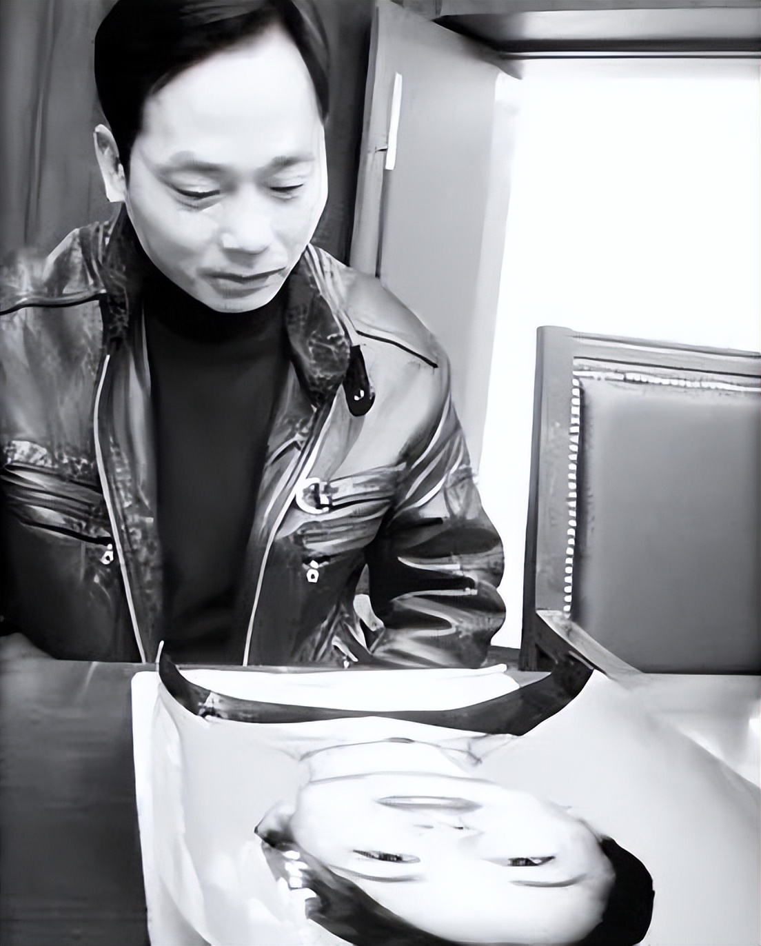 未成年街头暴打无辜妇女,火烧其阴部,被捕后:判不了我死刑!