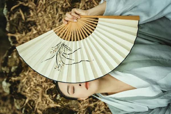 莫笑多情无处置，只因风起扶流梳