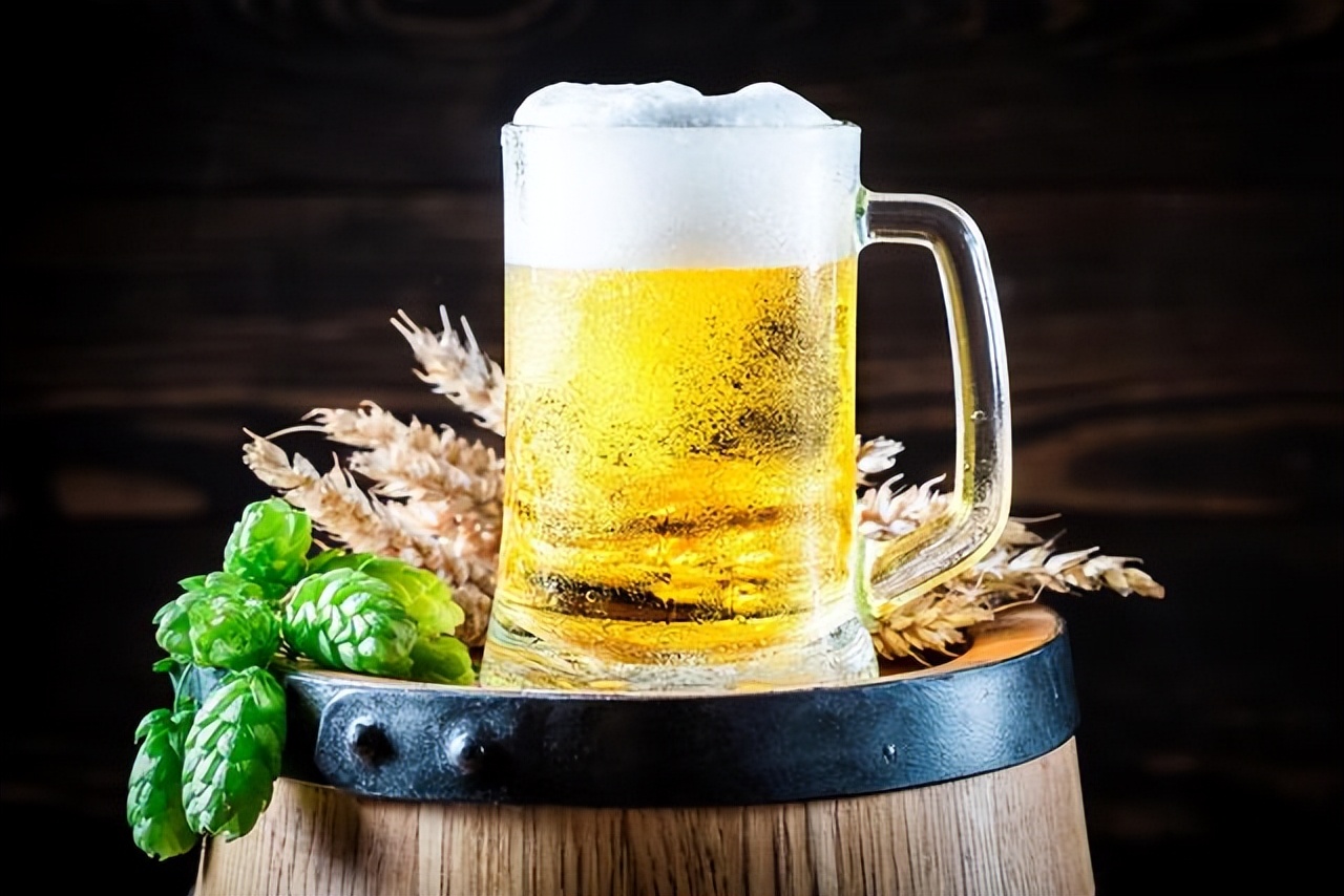 每天晚上喝一瓶啤酒睡觉会怎样,每晚喝一瓶百威啤酒身体好吗