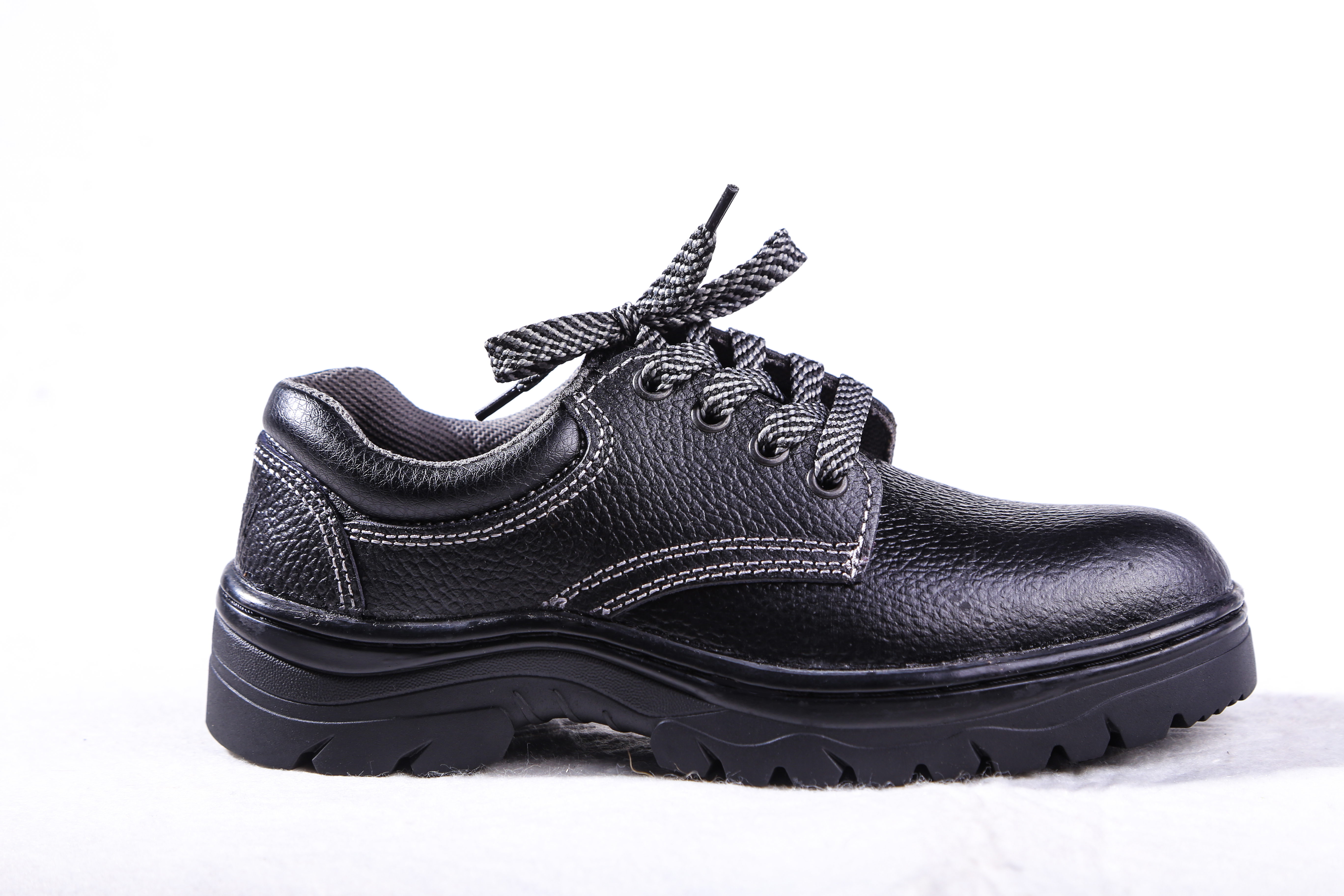 工厂穿劳保鞋推荐,家具厂劳保用品