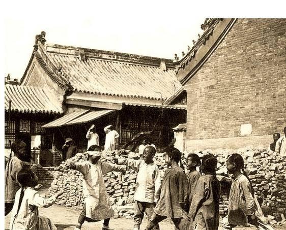 日军兽行：当着男人的面玷污了女儿，临走还残忍割下妻子乳房