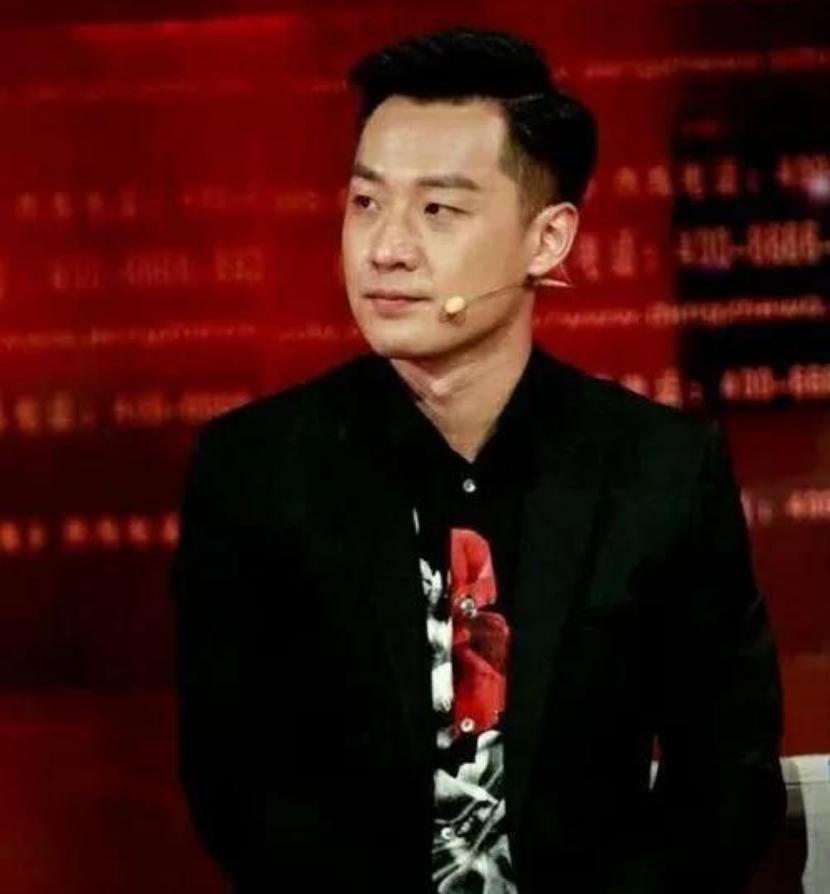 最新等着我主持人舒冬,央视等着我栏目主持人舒冬的衣着