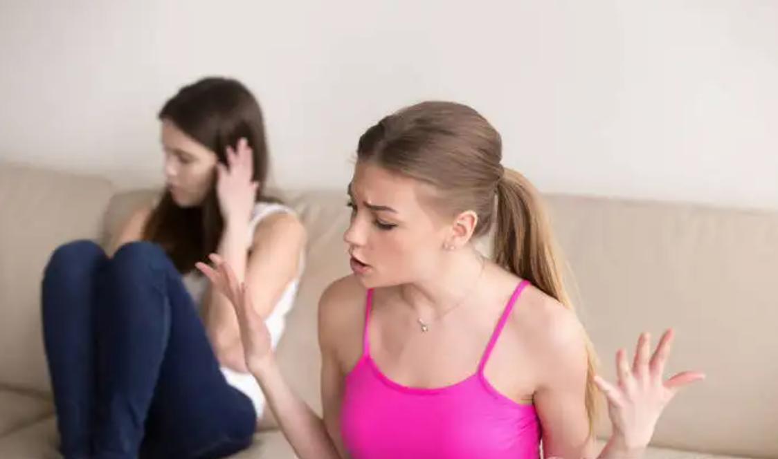 妈妈带孩子去朋友家发现被拉黑了,父母把孩子微信拉黑了