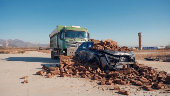 请注意这不是电影特效！影酷在非人道“虐车”下存活了！