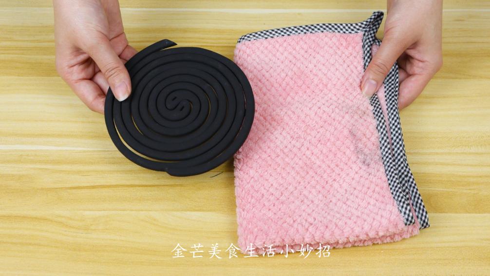 今天才发现，一条毛巾就能把蚊香完整分离，1秒一个，太实用了