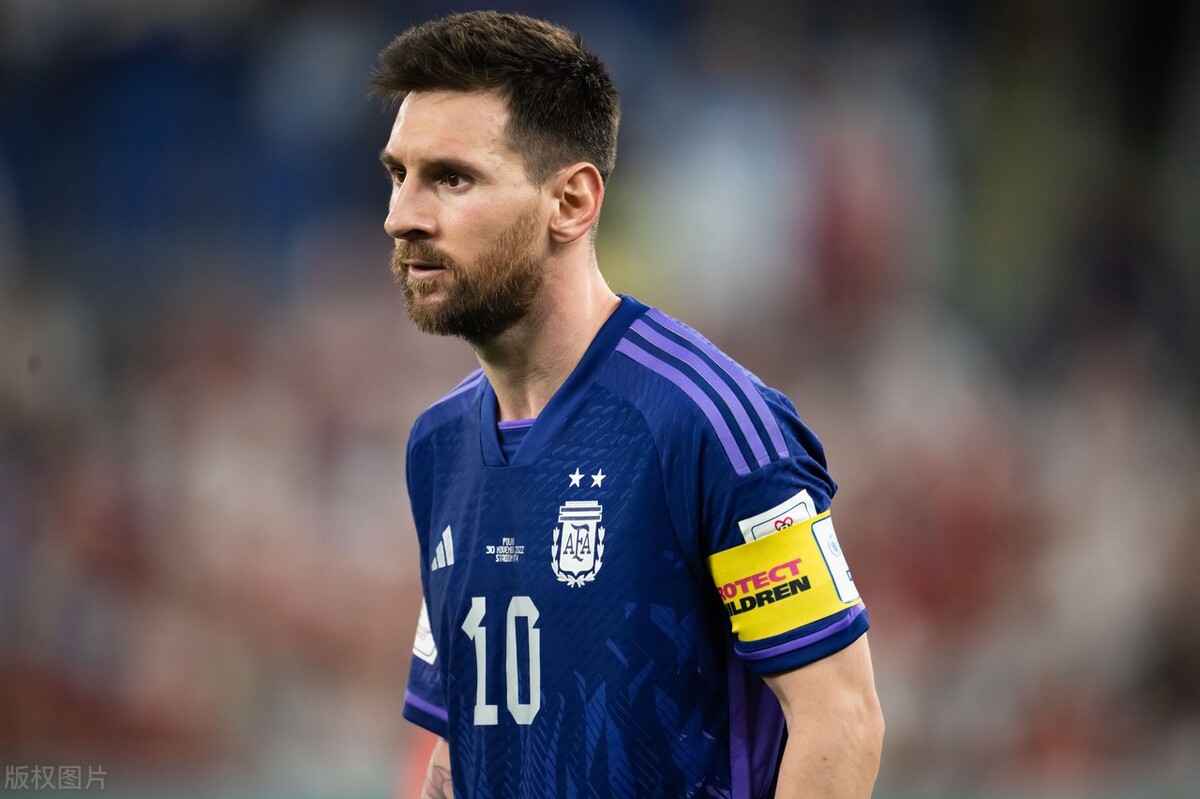 熬夜看足球比赛的球迷,世界杯提示大家不要熬夜看球