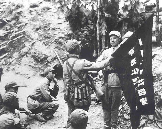 老兵看望去世战友一句话瞬间泪奔,断腿老兵看望战友