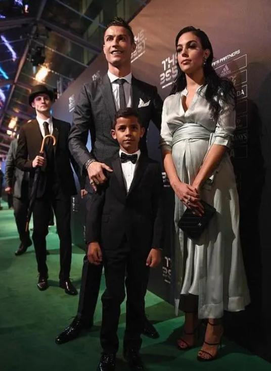 c罗12岁的时候,c罗12岁才踢球吗