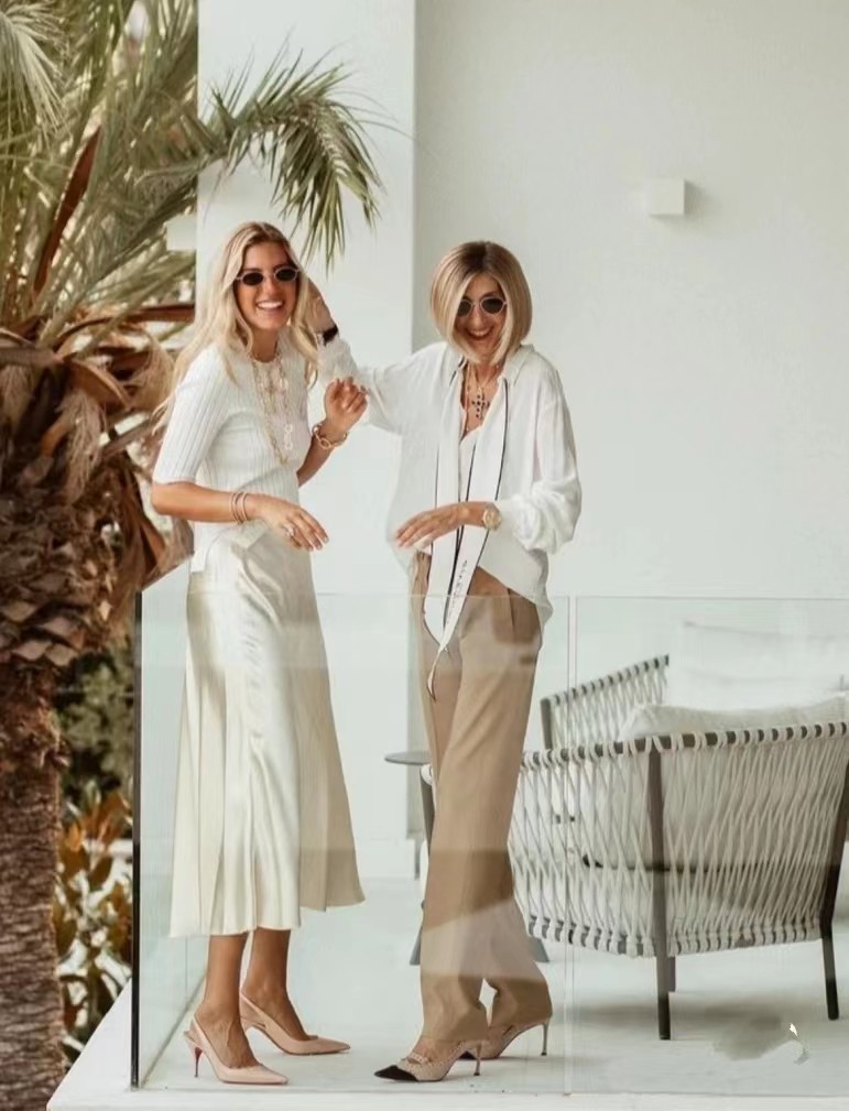 这对外国母女活成了别人都羡慕的模样,时髦有范,每套搭配都精彩