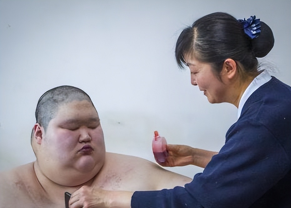 10年沈阳500斤小伙被医生“判死刑”，母亲不离不弃让他多活七年