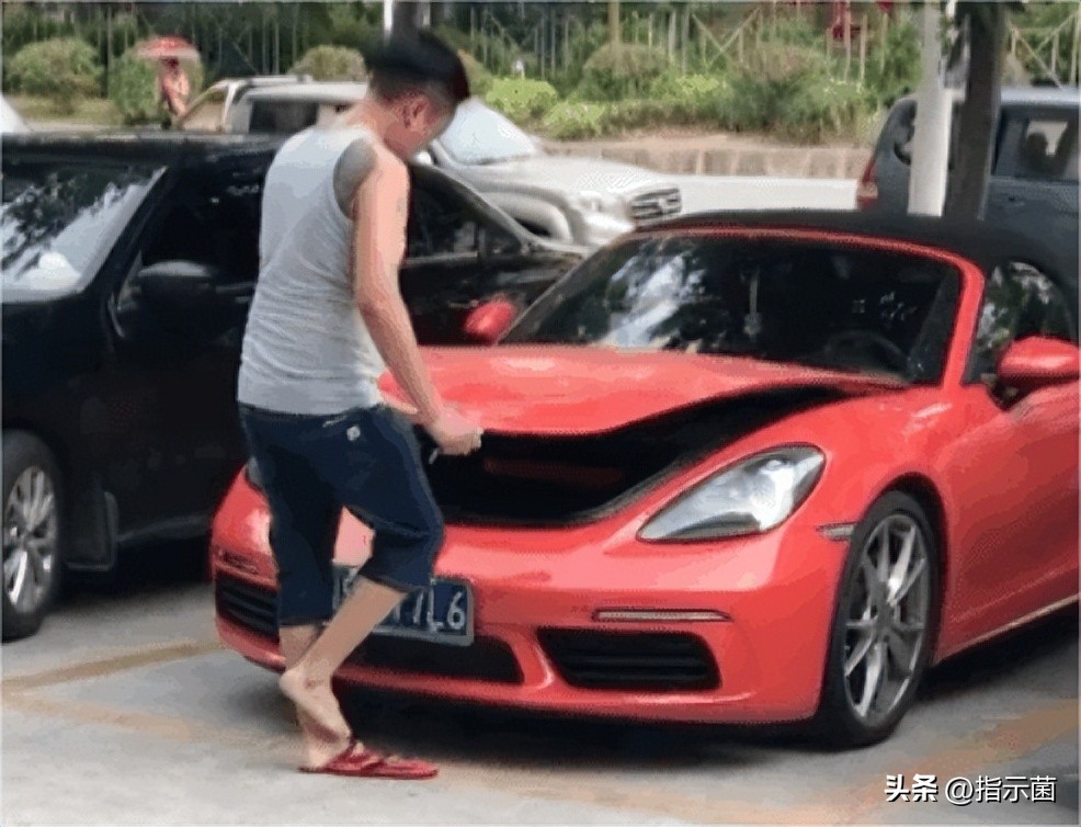 蓝黑色塑料拖鞋不要买,发臭加脚气病,你想要?