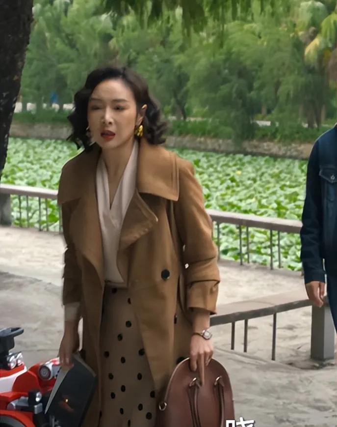 “狂飙”大嫂好会背包，看着好眼馋啊！