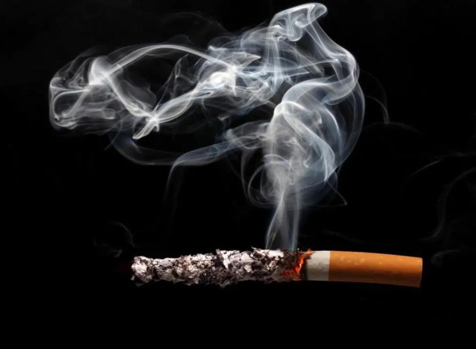 笼罩在烟雾里的巨人，中国*草烟**总公司，一年税费养活中国*队军**