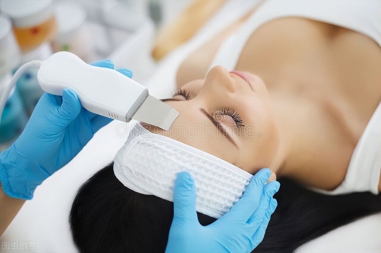 河南大姐开美容院，利用“一款限量包包”，十五天收370万现金流