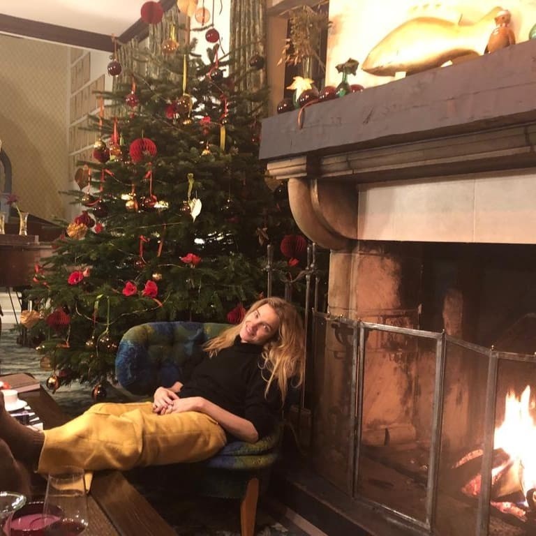 水果娜的不老少女颜绝了！穿毛衣裙也高级，带两娃逆袭成LV太子妃