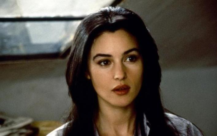 2019年，球花莫妮卡的前夫文森特，热情拥吻小31岁的黑人模特娇妻