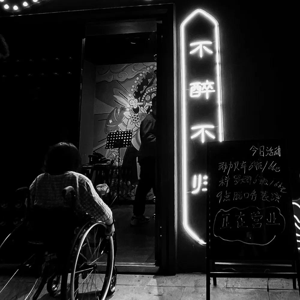 閭㈣景杞粦,閭㈣景