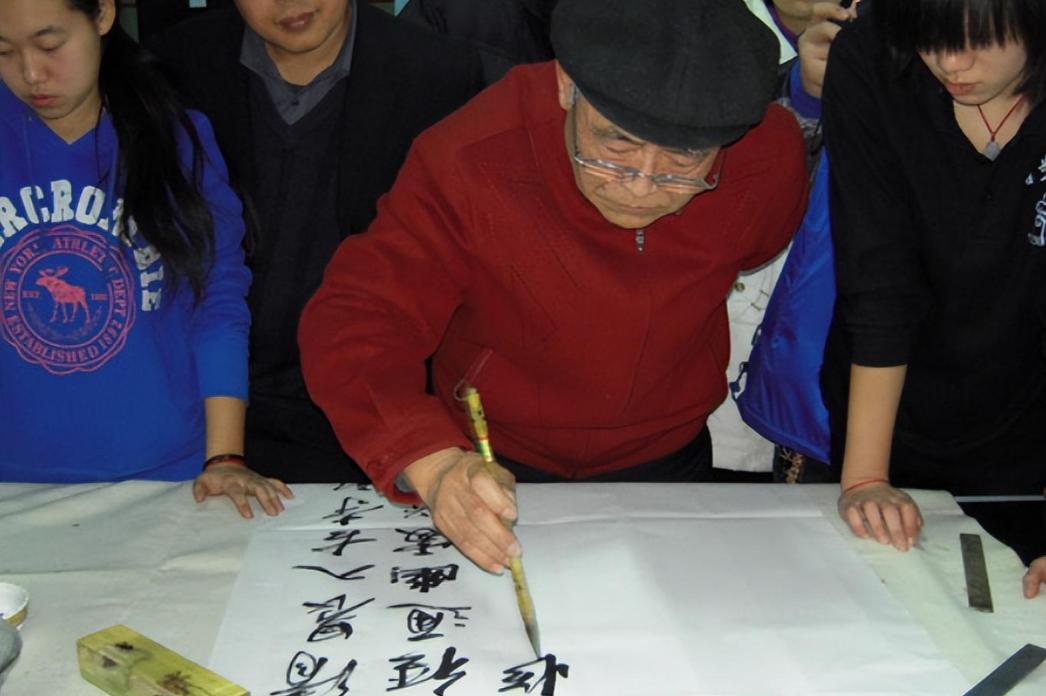 老人晨练撞小孩后续,老太太晨练被撞