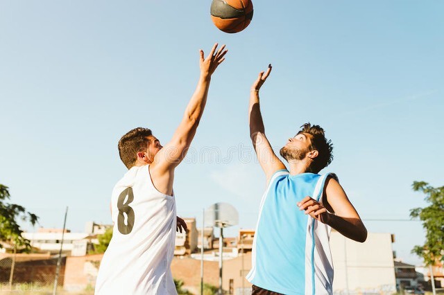 新手篮球三踏步上篮技巧,一招就学会的篮球知识