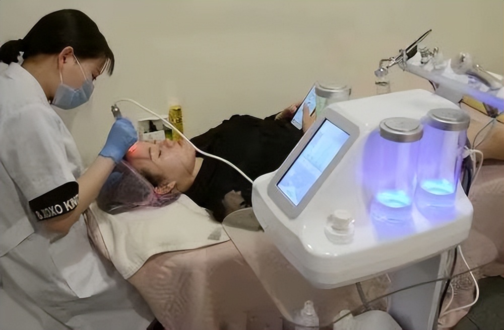 鼻子毛孔大能挤出好多脂肪粒,鼻子上长了像脂肪粒的东西