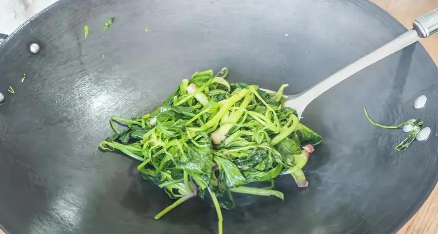 新买的铁锅咋开锅不生锈,新买的铁锅切记别直接开锅