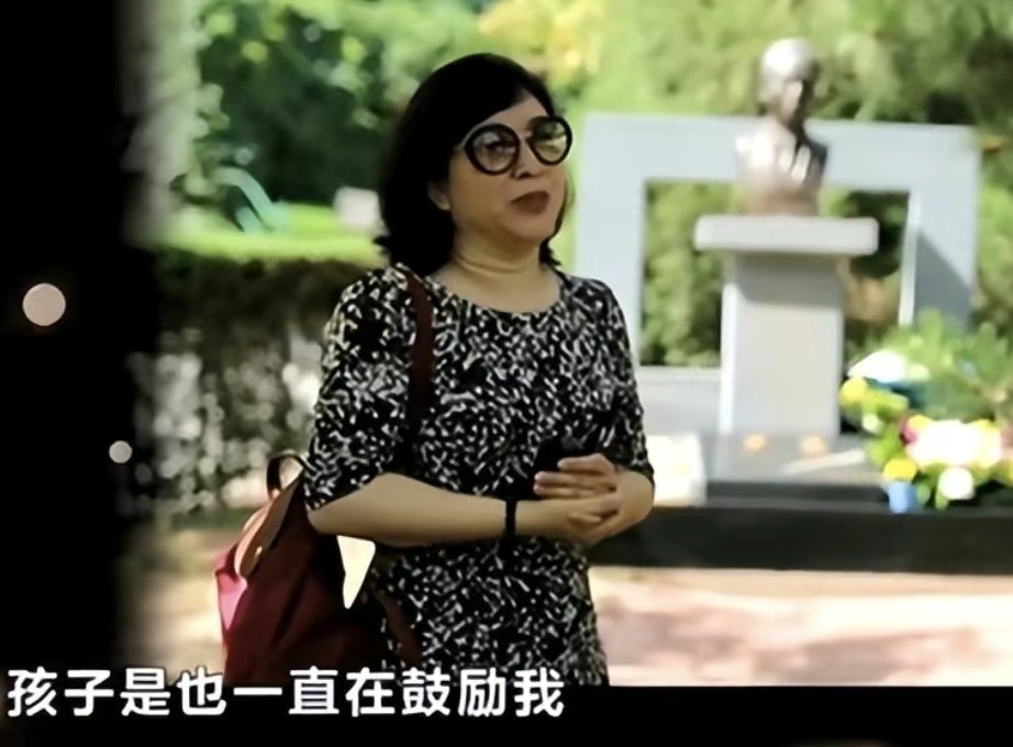 罗京去世近十年妻子改嫁豪门,罗京去世11年妻子携子改嫁富商