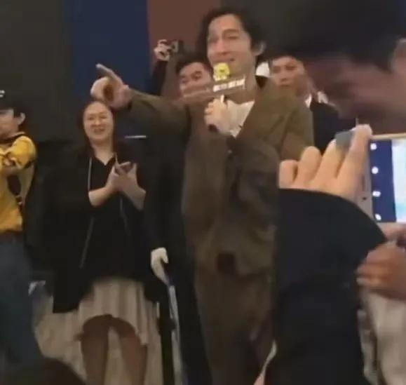 网友横店夜市偶遇张颂文,张颂文逛夜市被粉丝围堵