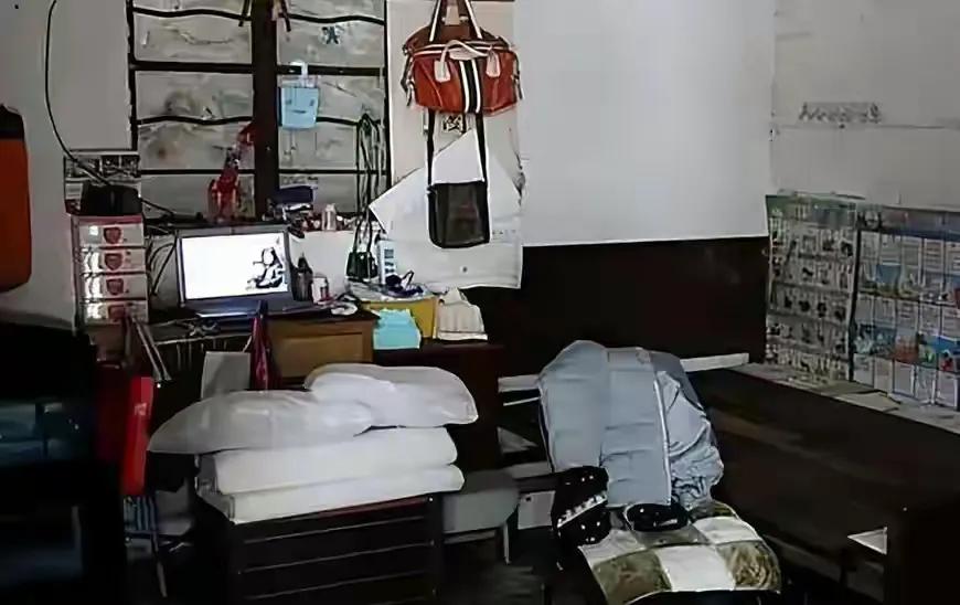 一对夫妻20年生10个女儿,2000年的夫妻