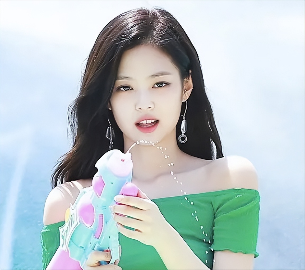 假胸、假屁股、假腹肌、假肩膀，这些明星身上还有什么是真的？