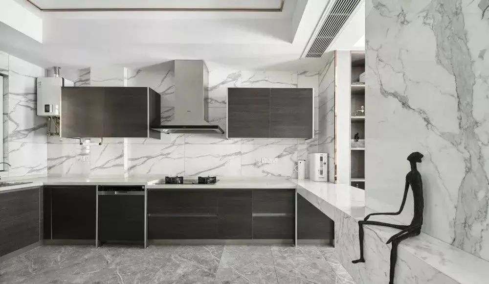 鱼肚白墙砖怎么贴显档次,鱼肚白瓷砖铺贴实景图