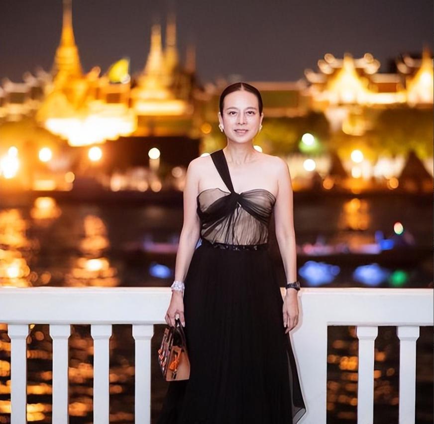 伍伦盼资产多少亿,华裔富婆伍伦盼祖籍我国