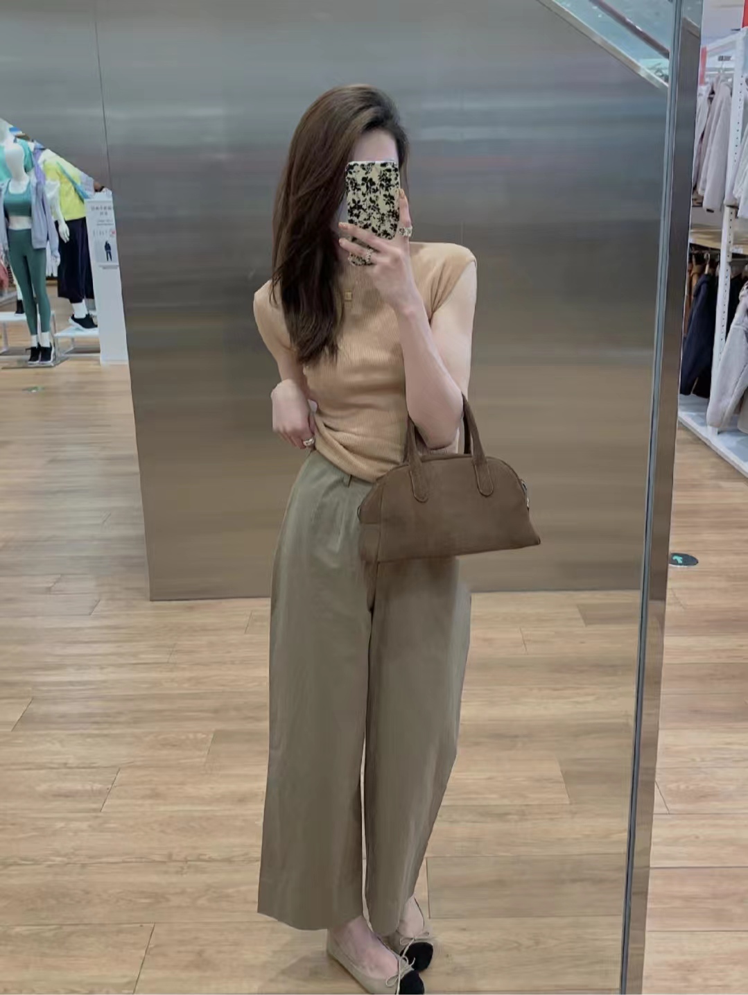 卡其色衣服怎样搭出高级感,早秋卡其色长袖衬衫外套高级穿搭