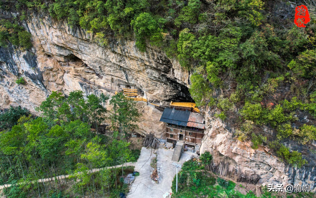 重庆深山悬崖上发现辉煌建筑房屋,重庆大山悬崖峭壁发现千年古房子