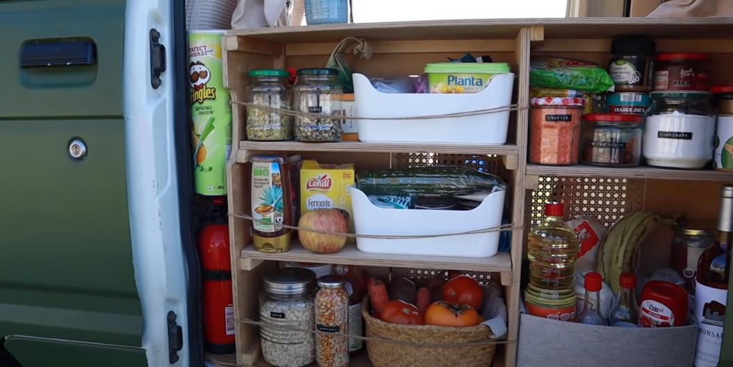 房车里的蜗居生活,国外夫妻房车生活