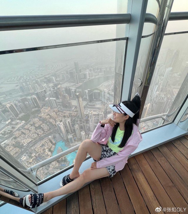 中国冬奥冠军环球旅行：合影总统，享奢华酒店无边泳池，迪拜冲沙