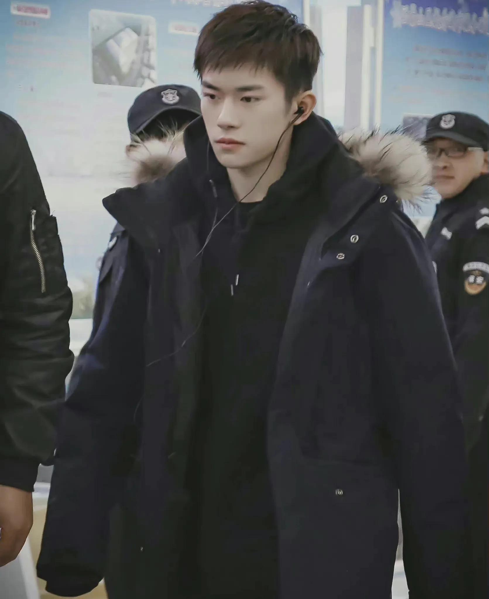 关晓彤周一围瓜尔佳原视频,鹿晗关晓彤两分钟吃仨瓜