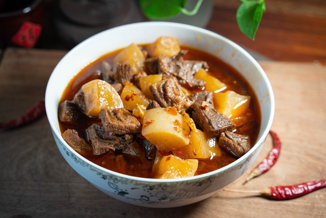 土豆和牛肉一起怎么炖才好吃呢,土豆炖一下然后和什么搭配好吃