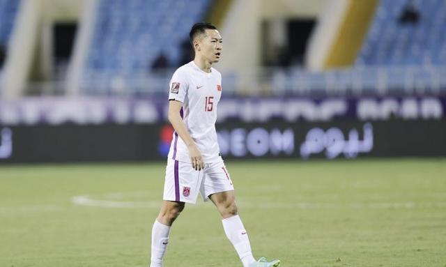 国足吴曦为什么躲球,国足队长吴曦躲球原视频